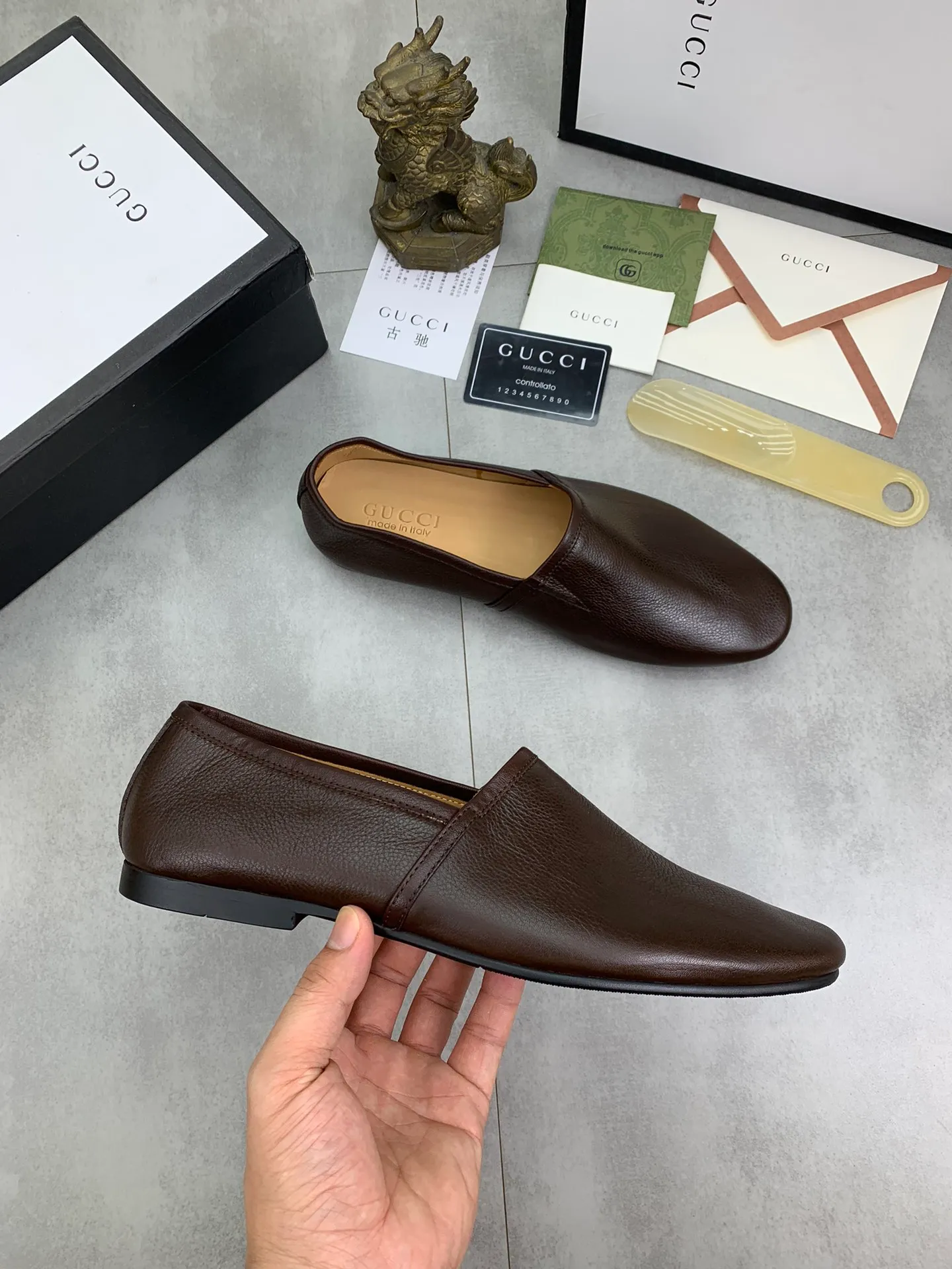 Men's Men's Shoes 💰P500💰【New Style】Water-dyed Niuli Gucci's most popular selection of lazy slip-on leather shoes (Gucci) official website latest Gucci lazy leather shoes, hot style 💥 simple and elegant style, exclusive for trendy men. Unique official website latest brand original double G embossing Elements 👑 Original Gucci decoration, fashionable and elegant, fabric original calfskin ✅ fully imported first-layer cowhide lining, official website designated wear-resistant, rubber business outsole, classic model taken at the counter in real life 🎬38-44 Black brown white optional